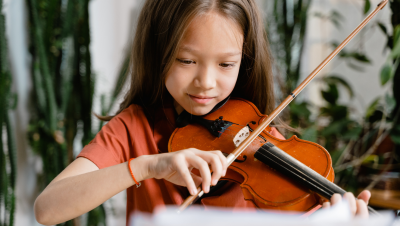 girl playing violin in online recital